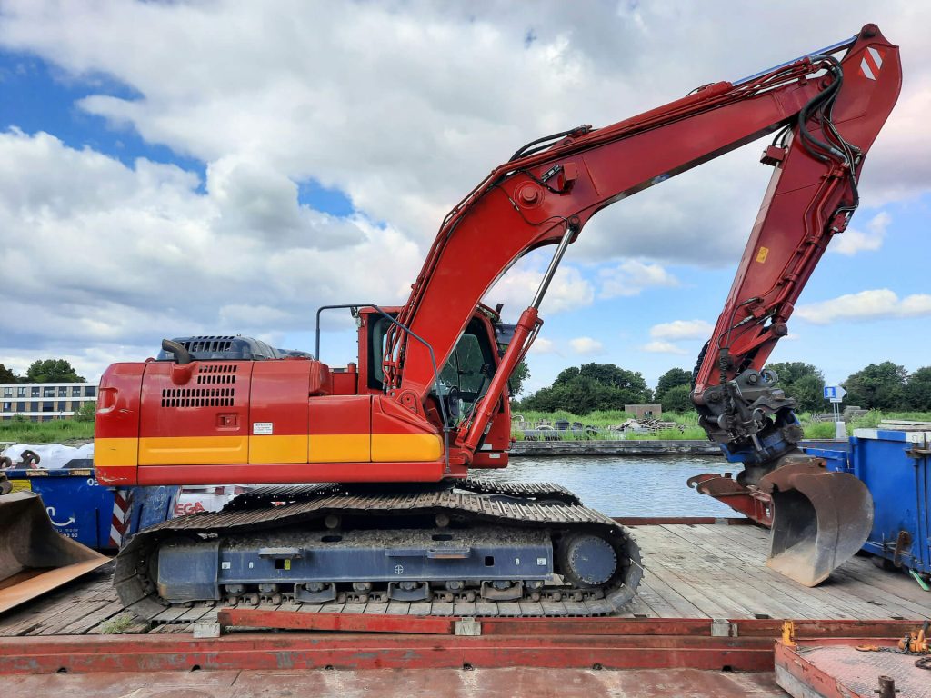 Maskinuthyrning Karlstad – Råums Transport erbjuder flexibla maskintjänster för alla projekt.