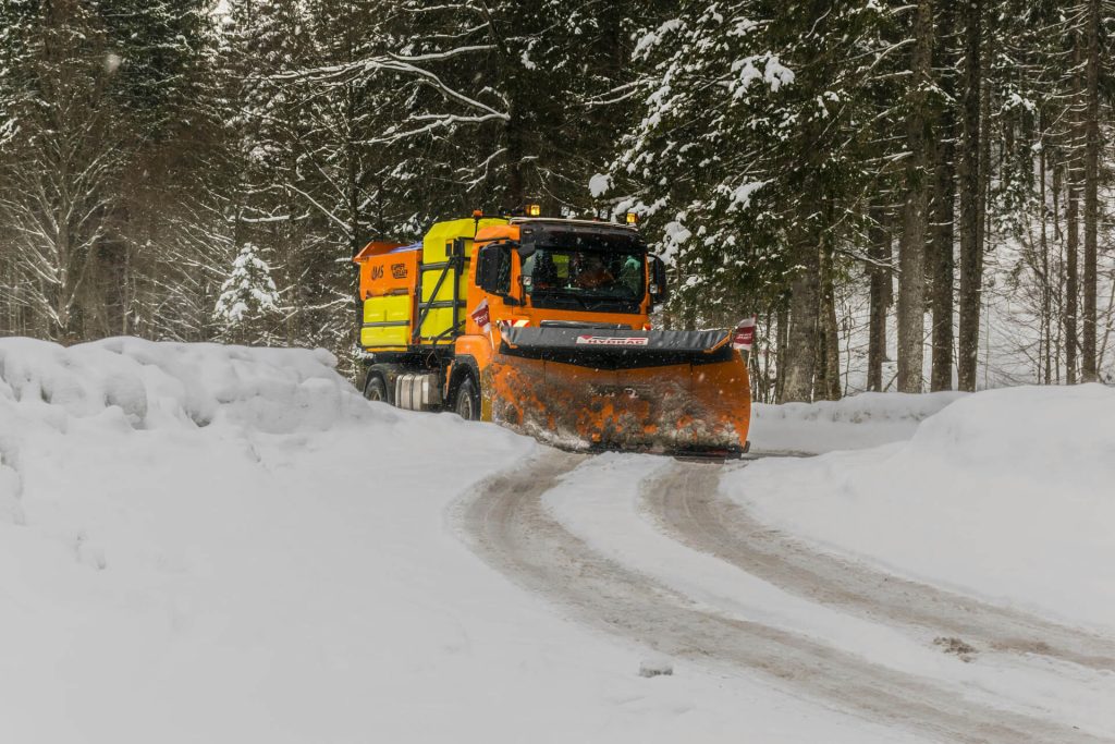 Effektiv snöplogning i Karlstad för säkra vägar och fastighetsservice året runt.